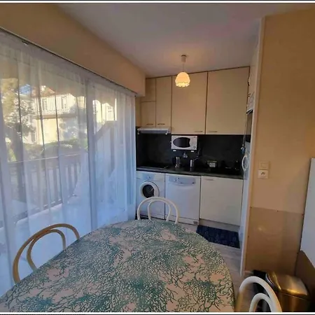 Athena Proche Centre דירה